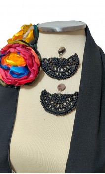 Conjunto Negro y blanco de Pañuelo, Pendientes de Crochet y dos Flores