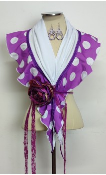 Conjunto Roxo e Branco de Xale Estampado, Brincos de Crochê e Flor