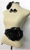 Conjunto Preto e Branco de Brinco, Flor e Cinturão c/3 Flores